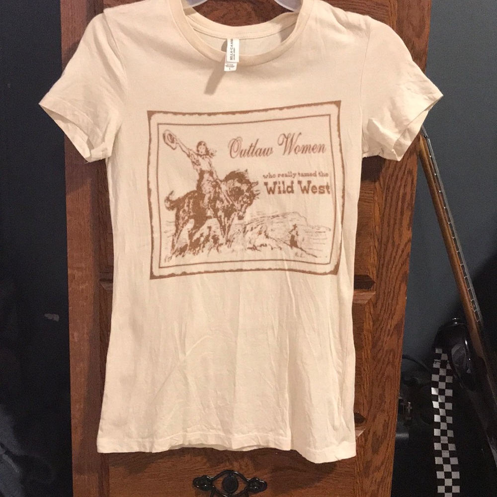 Fitted graphic tee